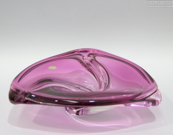 Cristal belga caracterizado por su gran calidad y transparencia debido a su alto contenido en plomo. Muy pesado.
Color rosa.
Firmado al buril en la base y etiqueta de origen.